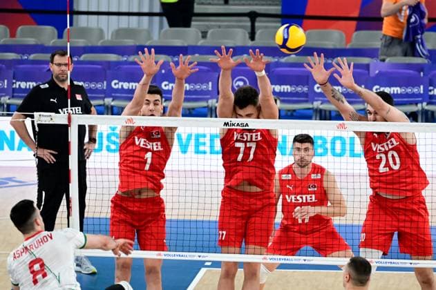 Volleyball, Nations League, Bulgarien - Türkei Ljubljana, Slovenia, June 18st 2024: Asparuh Asparuhov of Bulgaria (L) in action against Efe Bayram of Turkey (R) during the FIVB Men s Volleyball Nations League match between Bulgaria and Turkey at Arena Stozice, Ljubljana, Slovenia. (Igor Kupljenik SPP) Copyright: xIgorxKupljenikx xSPPx spp-en-IgKuSp-IKO_0321
