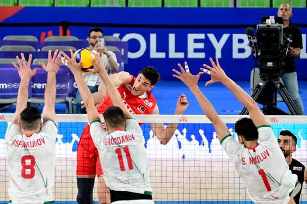 Volleyball, Nations League, Bulgarien - Türkei Ljubljana, Slovenia, June 18st 2024: Ramazan Efe Mandiraci of Turkey (2R) in action against Aleks Grozdanov of Bulgaria (2L) during the FIVB Men s Volleyball Nations League match between Bulgaria and Turkey at Arena Stozice, Ljubljana, Slovenia. (Igor Kupljenik SPP) Copyright: xIgorxKupljenikx xSPPx spp-en-IgKuSp-IKO_0323