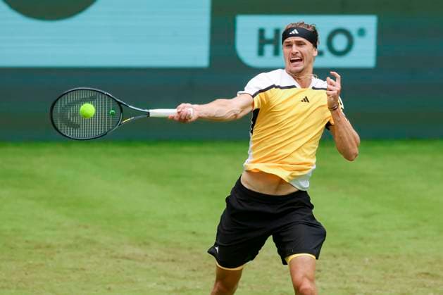 Alexander Zverev (Germany) kontrolliert den Ball, TERRA WORTMANN Open 2024, Oscar Otte vs Alexander Zverev, Gerry-Weber-Stadion, 18.06.2024, Halle, Deutschland.