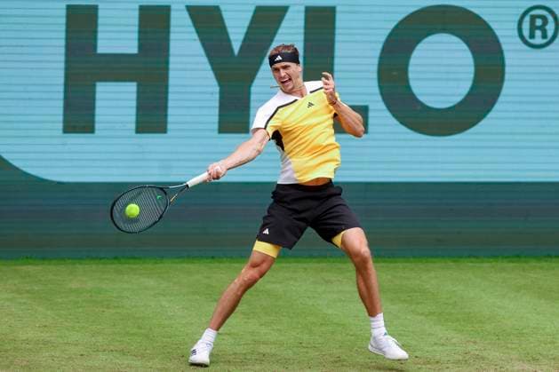 Alexander Zverev (Germany) kontrolliert den Ball, TERRA WORTMANN Open 2024, Oscar Otte vs Alexander Zverev, Gerry-Weber-Stadion, 18.06.2024, Halle, Deutschland.