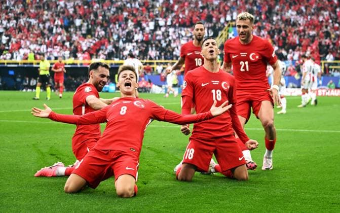 Sport Themen der Woche KW25 Sport Bilder des Tages Fussball, Europameisterschaft, EURO 2024, Gruppe F, Signal-Iduna-Park Dortmund: Türkei - Georgien; Jubel Mert Müldür (TUR) nach seinem Tor zum 1:0, zusammen mit Arda Güler (TUR), Baris Alper Yilmaz (TUR), Hakan Calhanoglu (TUR). Jubel, Freude, Aktion. *** Football, European Championship, EURO 2024, Group F, Signal Iduna Park Dortmund Turkey Georgia Cheering Mert Müldür TUR after his goal for 1 0, together with Arda Güler TUR , Baris Alper Yilmaz TUR , Hakan Calhanoglu TUR Cheering, joy, action