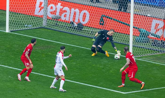 Football - UEFA EURO, EM, Europameisterschaft,Fussball 2024 - Group F - Turkey v Georgia DORTMUND, GERMANY - Tuesday, June 18, 2024: Georgia s Georges Mikautadze scores the first equalising goal past Turkey s goalkeeper Mert Günok during the UEFA Euro 2024 Group F match between Turkey and Georgia at the Westfalenstadion. (Photo by David Rawcliffe Propaganda) DORTMUND Westfalenstadion NORTH RHINE-WESTPHALIA GERMANY  Copyright: xDavidxRawcliffex P2024-06-18-Turkey_Georgia-26