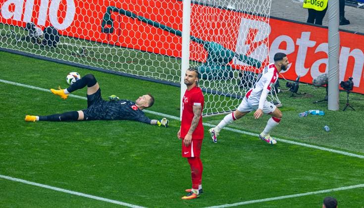 Football - UEFA EURO, EM, Europameisterschaft,Fussball 2024 - Group F - Turkey v Georgia DORTMUND, GERMANY - Tuesday, June 18, 2024: Georgia s Georges Mikautadze celebrates after scoring the first equalising goal past Turkey s goalkeeper Mert Günok during the UEFA Euro 2024 Group F match between Turkey and Georgia at the Westfalenstadion. (Photo by David Rawcliffe Propaganda) DORTMUND Westfalenstadion NORTH RHINE-WESTPHALIA GERMANY  Copyright: xDavidxRawcliffex P2024-06-18-Turkey_Georgia-32