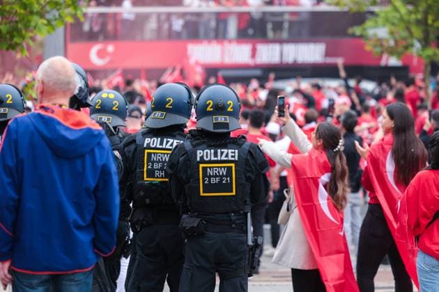 18.06.2024, Fussball, Europameisterschaft 2024, EM2024, Türkei - Georgien, Fans der Türkei feiern in Dortmund und die Polizei beobachtet alles, Dortmund Innenstadt NRW Deutschland xRHR-FOTO DEx Copyright: DennisxEwert RHR-FOTOx RHR-FOTO DE