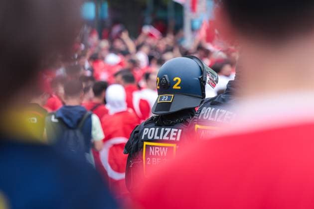 18.06.2024, Fussball, Europameisterschaft 2024, EM2024, Türkei - Georgien, Polizei beobachtet die feiernden Fans, Dortmund Innenstadt NRW Deutschland xRHR-FOTO DEx Copyright: DennisxEwert RHR-FOTOx RHR-FOTO DE