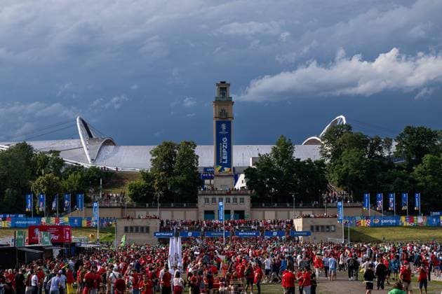 240618 Spectators outside the arena ahead of the UEFA EURO, EM, Europameisterschaft,Fussball 2024 Football Championship match between Portugal and Czech Republic on June 18, 2024 in Leipzig. Photo: Mathias Bergeld BILDBYRAN kod MB MB0938 fotboll football soccer fotball fotbolls-em europamästerskap em uefa euro uefa european football championship euro 2024 portugal tjeckien czech republic bbeng publik arena Copyright: MATHIASxBERGELD BB240618MB014