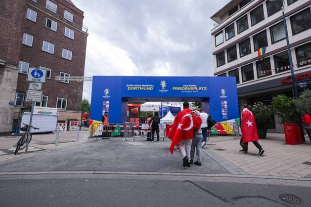 18.06.2024, Fussball, Europameisterschaft 2024, EM2024, Türkei - Georgien, Fans der Türkei feiern in Dortmund, Fanzonen bleiben wegen einer Unwetterwarnung geschlossen, Dortmund Innenstadt NRW Deutschland xRHR-FOTO DEx Copyright: DennisxEwert RHR-FOTOx RHR-FOTO DE
