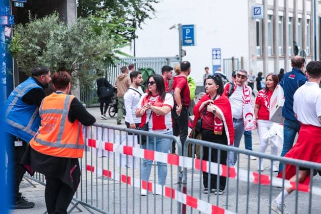 18.06.2024, Fussball, Europameisterschaft 2024, EM2024, Türkei - Georgien, Fans der Türkei versuchen in die geschlossene Fanzone zu gelangen, Dortmund Innenstadt NRW Deutschland xRHR-FOTO DEx Copyright: DennisxEwert RHR-FOTOx RHR-FOTO DE