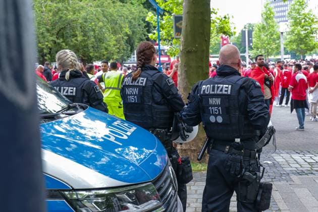 18.06.2024, Fussball, Europameisterschaft 2024, EM2024, Türkei - Georgien, Polizei beobachtet die feiernden Fans, Dortmund Innenstadt NRW Deutschland xRHR-FOTO DEx Copyright: DennisxEwert RHR-FOTOx RHR-FOTO DE