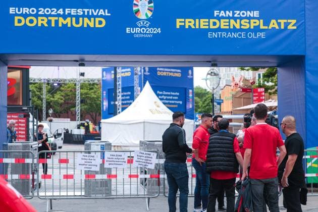 18.06.2024, Fussball, Europameisterschaft 2024, EM2024, Türkei - Georgien, Fans der Türkei versuchen in die geschlossene Fanzone zu gelangen, Dortmund Innenstadt NRW Deutschland xRHR-FOTO DEx Copyright: DennisxEwert RHR-FOTOx RHR-FOTO DE