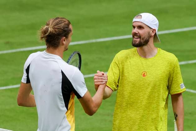 Alexander Zverev (Germany) und Oscar Otte (Germany) geben sich die Hand, TERRA WORTMANN Open 2024, Oscar Otte vs Alexander Zverev, Gerry-Weber-Stadion, 18.06.2024, Halle, Deutschland.