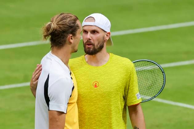 Alexander Zverev (Germany) und Oscar Otte (Germany) geben sich die Hand, TERRA WORTMANN Open 2024, Oscar Otte vs Alexander Zverev, Gerry-Weber-Stadion, 18.06.2024, Halle, Deutschland.