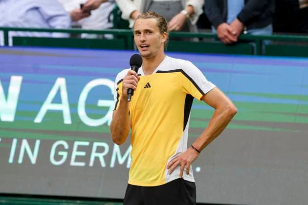 Alexander Zverev (Germany) schaut, TERRA WORTMANN Open 2024, Oscar Otte vs Alexander Zverev, Gerry-Weber-Stadion, 18.06.2024, Halle, Deutschland.