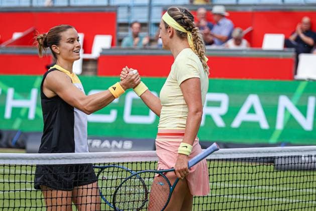 Maria SAKKARI GRE und Victoria AZARENKA - Shake-Hands, ecotrans Ladies Open 2024, Berlin, LTTC Rot-Weiß , 18.06.2024, Copyright: xClaudioxGärtnerx
