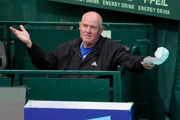 Trainer Alexander Zverev senior (Vater von Alexander Zverev) schaut enttaeuscht, TERRA WORTMANN Open 2024, Oscar Otte vs Alexander Zverev, Gerry-Weber-Stadion, 18.06.2024, Halle, Deutschland.
