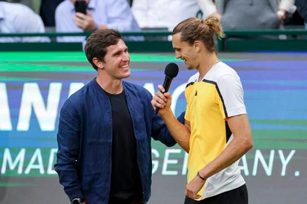 Mischa Zverev (ehemaliger Tennisprofi) und Alexander Zverev (Germany) unterhalten sich, TERRA WORTMANN Open 2024, Oscar Otte vs Alexander Zverev, Gerry-Weber-Stadion, 18.06.2024, Halle, Deutschland.