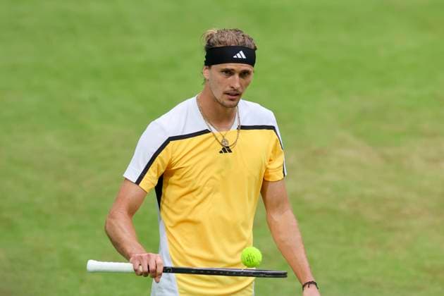 Alexander Zverev (Germany) schaut, TERRA WORTMANN Open 2024, Oscar Otte vs Alexander Zverev, Gerry-Weber-Stadion, 18.06.2024, Halle, Deutschland.