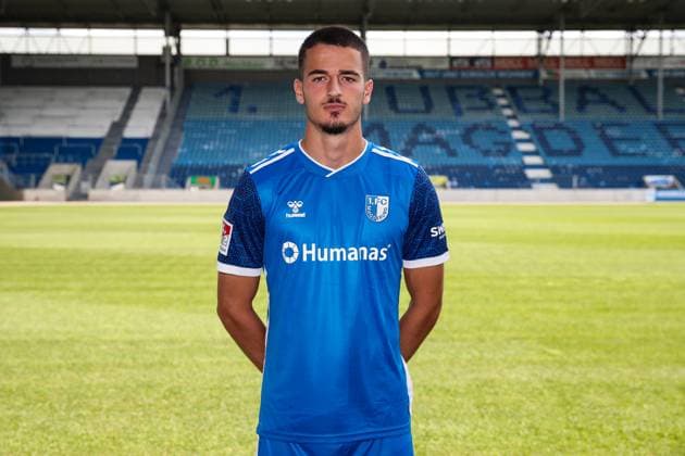 Andi Hoti (1. FC Magdeburg,3) - 2. Fußball Bundesliga Saison 2024-2025 Fototermin 1. FC Magdeburg mit Neuzugänge und Mannschaft im neuen Heimtrikot in der AVNET Arena in Magdeburg - Fußball,Mann,Männer,Deutschland,18.06.2024