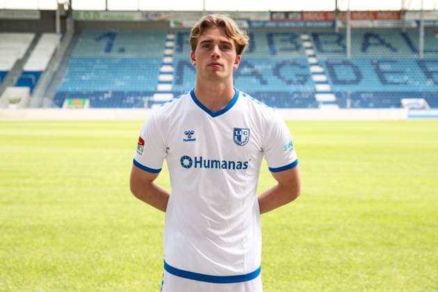 Torwart Noah Kruth (1. FC Magdeburg,30) - 2. Fußball Bundesliga Saison 2024-2025 Fototermin 1. FC Magdeburg mit Neuzugänge und Mannschaft im neuen Heimtrikot in der AVNET Arena in Magdeburg - Fußball,Mann,Männer,Deutschland,18.06.2024