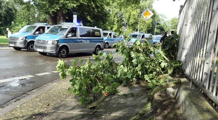 Polizei eskortiert den Fanmarsch der Tschechischen Fans, Äste vom Unwetter liegen auf der Straße Fußball Fussball Europameisterschaft Euro 2024 EM Herren Saison 2023 2024 18.06.2024 Portugal POR vs. Tschechien CZE in Leipzig DFL regulations prohibit any use of photographs as image sequences and or quasi-video.