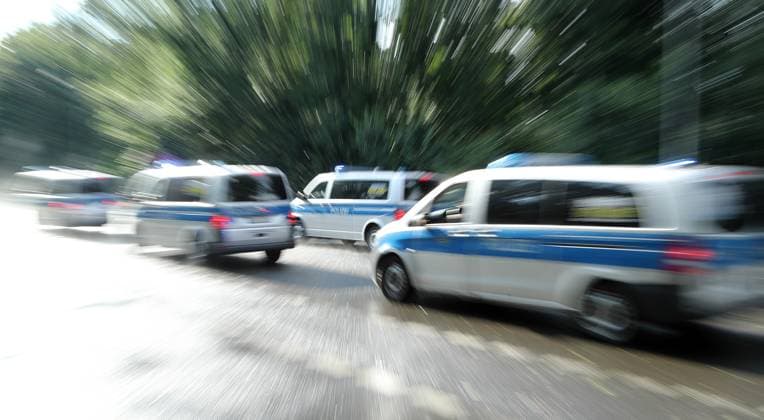 Polizei eskortiert den Fanmarsch der Tschechischen Fans, Äste vom Unwetter liegen auf der Straße Fußball Fussball Europameisterschaft Euro 2024 EM Herren Saison 2023 2024 18.06.2024 Portugal POR vs. Tschechien CZE in Leipzig DFL regulations prohibit any use of photographs as image sequences and or quasi-video.