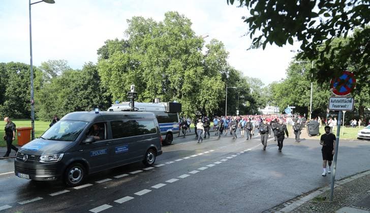 Polizei eskortiert den Fanmarsch der Tschechischen Fans, Äste vom Unwetter liegen auf der Straße Fußball Fussball Europameisterschaft Euro 2024 EM Herren Saison 2023 2024 18.06.2024 Portugal POR vs. Tschechien CZE in Leipzig DFL regulations prohibit any use of photographs as image sequences and or quasi-video.