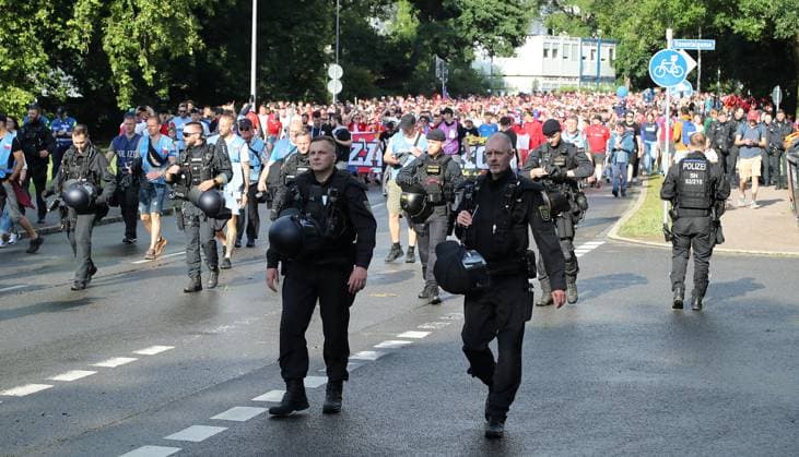 Polizei eskortiert den Fanmarsch der Tschechischen Fans, Äste vom Unwetter liegen auf der Straße Fußball Fussball Europameisterschaft Euro 2024 EM Herren Saison 2023 2024 18.06.2024 Portugal POR vs. Tschechien CZE in Leipzig DFL regulations prohibit any use of photographs as image sequences and or quasi-video.
