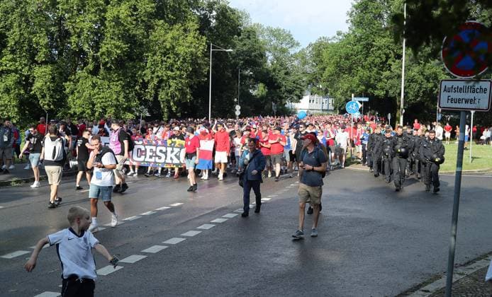 Polizei eskortiert den Fanmarsch der Tschechischen Fans, Äste vom Unwetter liegen auf der Straße Fußball Fussball Europameisterschaft Euro 2024 EM Herren Saison 2023 2024 18.06.2024 Portugal POR vs. Tschechien CZE in Leipzig DFL regulations prohibit any use of photographs as image sequences and or quasi-video.