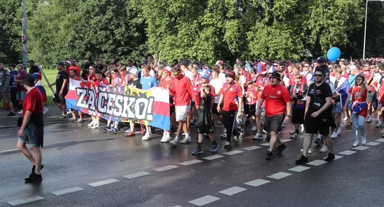 Polizei eskortiert den Fanmarsch der Tschechischen Fans, Äste vom Unwetter liegen auf der Straße Fußball Fussball Europameisterschaft Euro 2024 EM Herren Saison 2023 2024 18.06.2024 Portugal POR vs. Tschechien CZE in Leipzig DFL regulations prohibit any use of photographs as image sequences and or quasi-video.