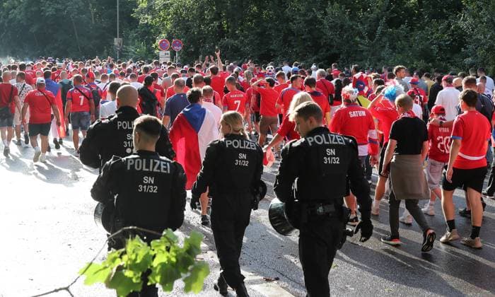 Polizei eskortiert den Fanmarsch der Tschechischen Fans, Äste vom Unwetter liegen auf der Straße Fußball Fussball Europameisterschaft Euro 2024 EM Herren Saison 2023 2024 18.06.2024 Portugal POR vs. Tschechien CZE in Leipzig DFL regulations prohibit any use of photographs as image sequences and or quasi-video.