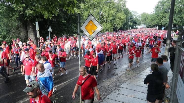 Polizei eskortiert den Fanmarsch der Tschechischen Fans, Äste vom Unwetter liegen auf der Straße Fußball Fussball Europameisterschaft Euro 2024 EM Herren Saison 2023 2024 18.06.2024 Portugal POR vs. Tschechien CZE in Leipzig DFL regulations prohibit any use of photographs as image sequences and or quasi-video.