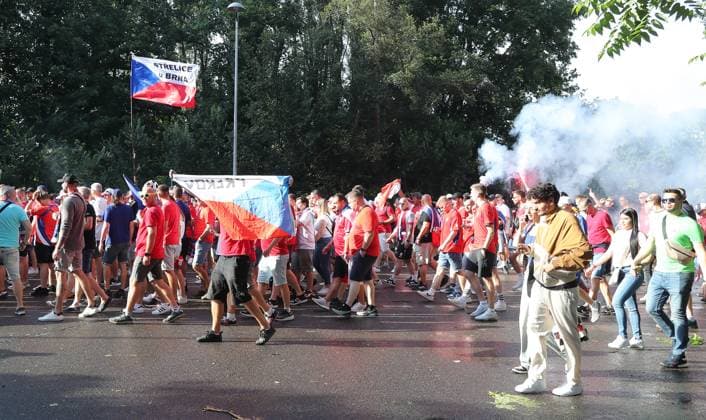 Polizei eskortiert den Fanmarsch der Tschechischen Fans, Äste vom Unwetter liegen auf der Straße Fußball Fussball Europameisterschaft Euro 2024 EM Herren Saison 2023 2024 18.06.2024 Portugal POR vs. Tschechien CZE in Leipzig DFL regulations prohibit any use of photographs as image sequences and or quasi-video.