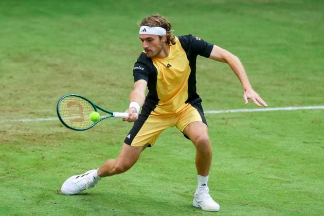 Stefanos Tsitsipas (Greece) kontrolliert den Ball, TERRA WORTMANN Open 2024, Henri Squire vs Stefanos Tsitsipas, Gerry-Weber-Stadion, 18.06.2024, Halle, Deutschland.