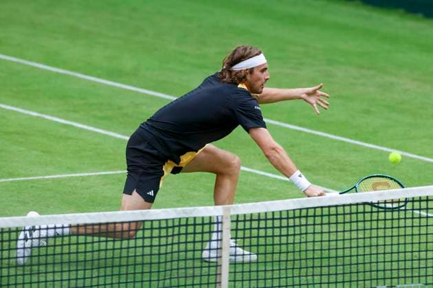 Stefanos Tsitsipas (Greece) kontrolliert den Ball, TERRA WORTMANN Open 2024, Henri Squire vs Stefanos Tsitsipas, Gerry-Weber-Stadion, 18.06.2024, Halle, Deutschland.