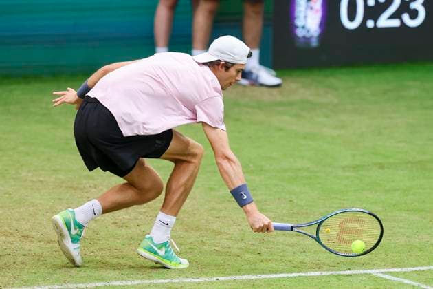 Henri Squire (Germany) kontrolliert den Ball, TERRA WORTMANN Open 2024, Henri Squire vs Stefanos Tsitsipas, Gerry-Weber-Stadion, 18.06.2024, Halle, Deutschland.