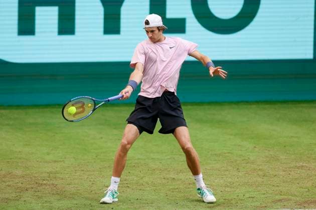 Henri Squire (Germany) kontrolliert den Ball, TERRA WORTMANN Open 2024, Henri Squire vs Stefanos Tsitsipas, Gerry-Weber-Stadion, 18.06.2024, Halle, Deutschland.