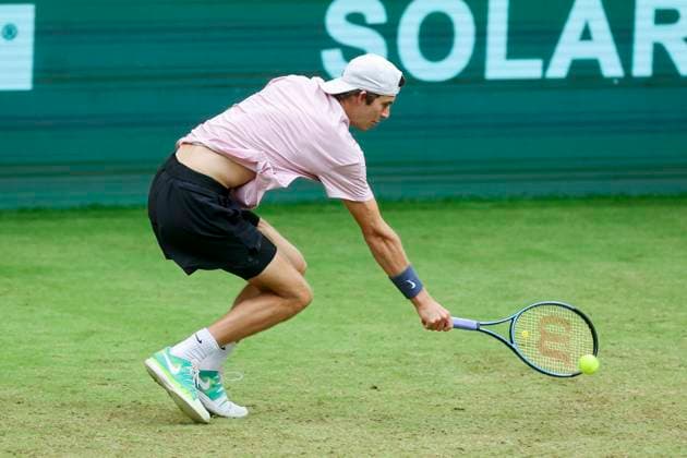 Henri Squire (Germany) kontrolliert den Ball, TERRA WORTMANN Open 2024, Henri Squire vs Stefanos Tsitsipas, Gerry-Weber-Stadion, 18.06.2024, Halle, Deutschland.