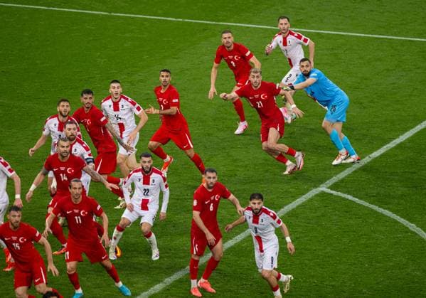 Football - UEFA EURO, EM, Europameisterschaft,Fussball 2024 - Group F - Turkey v Georgia DORTMUND, GERMANY - Tuesday, June 18, 2024: Georgia s goalkeeper Giorgi Mamardashvili goes into the Turkey area to challenge for a corner-kick in injury time during the UEFA Euro 2024 Group F match between Turkey and Georgia at the Westfalenstadion. (Photo by David Rawcliffe Propaganda) DORTMUND Westfalenstadion NORTH RHINE-WESTPHALIA GERMANY  Copyright: xDavidxRawcliffex P2024-06-18-Turkey_Georgia-77