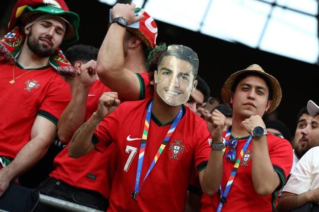 18.06.2024, xtgx, Fussball EM 2024, Portugal - Tschechien emspor, v.l. Emotionen, Fans, Stimmung, Fahnen, Logo, Portugal, Zuschauer, Trikots (DFL DFB REGULATIONS PROHIBIT ANY USE OF PHOTOGRAPHS as IMAGE SEQUENCES and or QUASI-VIDEO) Leipzig