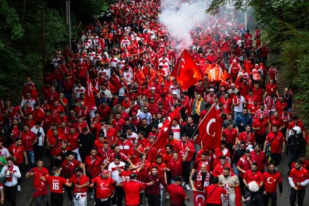 EURO 2024, Nationalteam Türkei, Fanmarsch zum Stadion in Dortmund Turkiye v Georgia: Group F - UEFA EURO, EM, Europameisterschaft,Fussball 2024 Fans of Turkey are marching to the arena prior to the match UEFA EURO 2024 group stage match between Turkiye and Georgia at Football Stadium Dortmund on June 18, 2024 in Dortmund, Germany. Dortmund Germany  Copyright: xHeshamxElsherifx originalFilename:elsherif-notitle240618_np06i.jpg