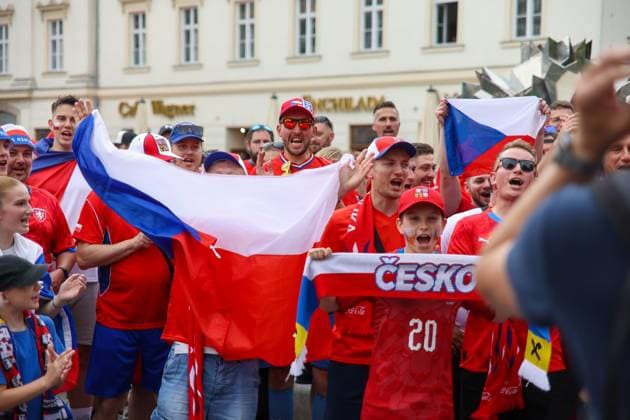 Leipzig - Tausende Tschechen laufen durch Leipzig: Fanmarsch von der Innenstadt zum Stadion 18.06.2024 ab Stadtgebiet Leipzig Vor dem ersten EM-Spiel in Leipzig zwischen Portugal und Tschechien haben mehrere Tausend Tschechen einen Fanmarsch zwischen dem Leipziger Richard-Wagner-Platz und dem Stadion gebildet. Auf dem zündeten sie vereinzelt Pyrotechnik, allerdings blieb der Marsch friedlich, so ein Polizeisprecher. Mittlerweile sind der Großteil der Fans im Stadion. Um 21 Uhr beginnt die Partie. Die Polizei ist mit mehr als 2.000 Kräften aus Sachsen, anderen Bundesländern sowie aus Tschechien und Portugal im Einsatz. Leipzig Sachsen Deutschland Copyright: xEHLxMediax 240618_em-fanmarsch-tschechien-leipzig_1