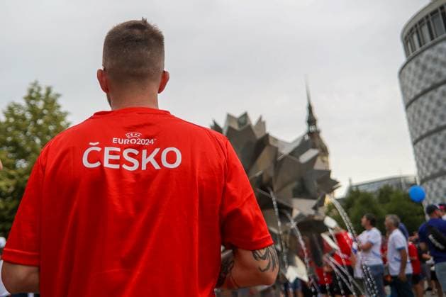Leipzig - Tausende Tschechen laufen durch Leipzig: Fanmarsch von der Innenstadt zum Stadion 18.06.2024 ab Stadtgebiet Leipzig Vor dem ersten EM-Spiel in Leipzig zwischen Portugal und Tschechien haben mehrere Tausend Tschechen einen Fanmarsch zwischen dem Leipziger Richard-Wagner-Platz und dem Stadion gebildet. Auf dem zündeten sie vereinzelt Pyrotechnik, allerdings blieb der Marsch friedlich, so ein Polizeisprecher. Mittlerweile sind der Großteil der Fans im Stadion. Um 21 Uhr beginnt die Partie. Die Polizei ist mit mehr als 2.000 Kräften aus Sachsen, anderen Bundesländern sowie aus Tschechien und Portugal im Einsatz. Leipzig Sachsen Deutschland Copyright: xEHLxMediax 240618_em-fanmarsch-tschechien-leipzig_2