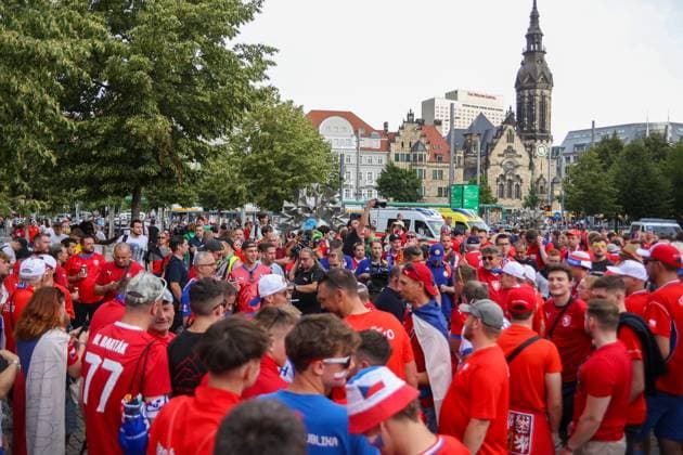 Leipzig - Tausende Tschechen laufen durch Leipzig: Fanmarsch von der Innenstadt zum Stadion 18.06.2024 ab Stadtgebiet Leipzig Vor dem ersten EM-Spiel in Leipzig zwischen Portugal und Tschechien haben mehrere Tausend Tschechen einen Fanmarsch zwischen dem Leipziger Richard-Wagner-Platz und dem Stadion gebildet. Auf dem zündeten sie vereinzelt Pyrotechnik, allerdings blieb der Marsch friedlich, so ein Polizeisprecher. Mittlerweile sind der Großteil der Fans im Stadion. Um 21 Uhr beginnt die Partie. Die Polizei ist mit mehr als 2.000 Kräften aus Sachsen, anderen Bundesländern sowie aus Tschechien und Portugal im Einsatz. Leipzig Sachsen Deutschland Copyright: xEHLxMediax 240618_em-fanmarsch-tschechien-leipzig_3