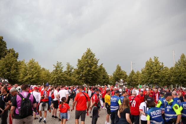 Leipzig - Tausende Tschechen laufen durch Leipzig: Fanmarsch von der Innenstadt zum Stadion 18.06.2024 ab Stadtgebiet Leipzig Vor dem ersten EM-Spiel in Leipzig zwischen Portugal und Tschechien haben mehrere Tausend Tschechen einen Fanmarsch zwischen dem Leipziger Richard-Wagner-Platz und dem Stadion gebildet. Auf dem zündeten sie vereinzelt Pyrotechnik, allerdings blieb der Marsch friedlich, so ein Polizeisprecher. Mittlerweile sind der Großteil der Fans im Stadion. Um 21 Uhr beginnt die Partie. Die Polizei ist mit mehr als 2.000 Kräften aus Sachsen, anderen Bundesländern sowie aus Tschechien und Portugal im Einsatz. Leipzig Sachsen Deutschland Copyright: xEHLxMediax 240618_em-fanmarsch-tschechien-leipzig_4