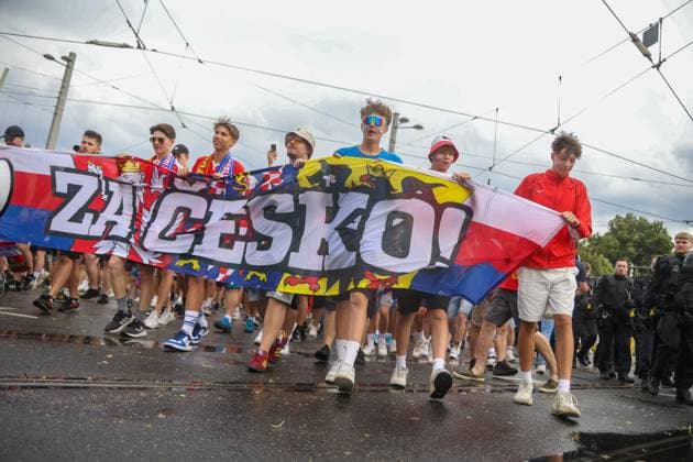 Leipzig - Tausende Tschechen laufen durch Leipzig: Fanmarsch von der Innenstadt zum Stadion 18.06.2024 ab Stadtgebiet Leipzig Vor dem ersten EM-Spiel in Leipzig zwischen Portugal und Tschechien haben mehrere Tausend Tschechen einen Fanmarsch zwischen dem Leipziger Richard-Wagner-Platz und dem Stadion gebildet. Auf dem zündeten sie vereinzelt Pyrotechnik, allerdings blieb der Marsch friedlich, so ein Polizeisprecher. Mittlerweile sind der Großteil der Fans im Stadion. Um 21 Uhr beginnt die Partie. Die Polizei ist mit mehr als 2.000 Kräften aus Sachsen, anderen Bundesländern sowie aus Tschechien und Portugal im Einsatz. Leipzig Sachsen Deutschland Copyright: xEHLxMediax 240618_em-fanmarsch-tschechien-leipzig_6