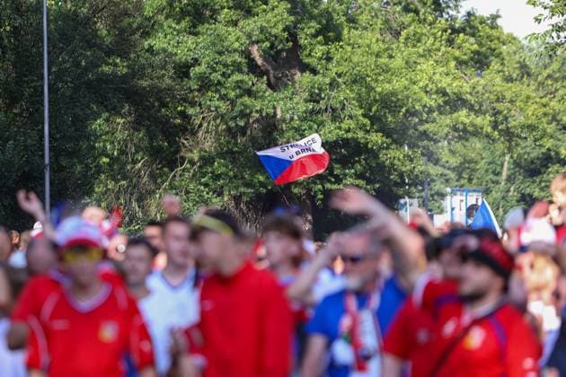 Leipzig - Tausende Tschechen laufen durch Leipzig: Fanmarsch von der Innenstadt zum Stadion 18.06.2024 ab Stadtgebiet Leipzig Vor dem ersten EM-Spiel in Leipzig zwischen Portugal und Tschechien haben mehrere Tausend Tschechen einen Fanmarsch zwischen dem Leipziger Richard-Wagner-Platz und dem Stadion gebildet. Auf dem zündeten sie vereinzelt Pyrotechnik, allerdings blieb der Marsch friedlich, so ein Polizeisprecher. Mittlerweile sind der Großteil der Fans im Stadion. Um 21 Uhr beginnt die Partie. Die Polizei ist mit mehr als 2.000 Kräften aus Sachsen, anderen Bundesländern sowie aus Tschechien und Portugal im Einsatz. Leipzig Sachsen Deutschland Copyright: xEHLxMediax 240618_em-fanmarsch-tschechien-leipzig_10