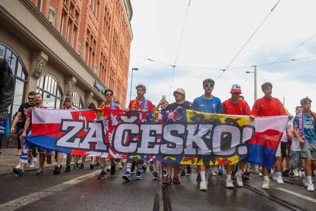 Leipzig - Tausende Tschechen laufen durch Leipzig: Fanmarsch von der Innenstadt zum Stadion 18.06.2024 ab Stadtgebiet Leipzig Vor dem ersten EM-Spiel in Leipzig zwischen Portugal und Tschechien haben mehrere Tausend Tschechen einen Fanmarsch zwischen dem Leipziger Richard-Wagner-Platz und dem Stadion gebildet. Auf dem zündeten sie vereinzelt Pyrotechnik, allerdings blieb der Marsch friedlich, so ein Polizeisprecher. Mittlerweile sind der Großteil der Fans im Stadion. Um 21 Uhr beginnt die Partie. Die Polizei ist mit mehr als 2.000 Kräften aus Sachsen, anderen Bundesländern sowie aus Tschechien und Portugal im Einsatz. Leipzig Sachsen Deutschland Copyright: xEHLxMediax 240618_em-fanmarsch-tschechien-leipzig_7