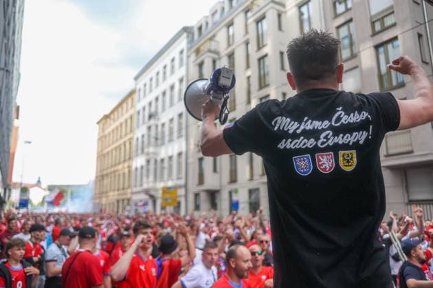 Leipzig - Tausende Tschechen laufen durch Leipzig: Fanmarsch von der Innenstadt zum Stadion 18.06.2024 ab Stadtgebiet Leipzig Vor dem ersten EM-Spiel in Leipzig zwischen Portugal und Tschechien haben mehrere Tausend Tschechen einen Fanmarsch zwischen dem Leipziger Richard-Wagner-Platz und dem Stadion gebildet. Auf dem zündeten sie vereinzelt Pyrotechnik, allerdings blieb der Marsch friedlich, so ein Polizeisprecher. Mittlerweile sind der Großteil der Fans im Stadion. Um 21 Uhr beginnt die Partie. Die Polizei ist mit mehr als 2.000 Kräften aus Sachsen, anderen Bundesländern sowie aus Tschechien und Portugal im Einsatz. Leipzig Sachsen Deutschland Copyright: xEHLxMediax 240618_em-fanmarsch-tschechien-leipzig_8