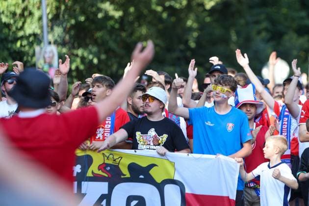 Leipzig - Tausende Tschechen laufen durch Leipzig: Fanmarsch von der Innenstadt zum Stadion 18.06.2024 ab Stadtgebiet Leipzig Vor dem ersten EM-Spiel in Leipzig zwischen Portugal und Tschechien haben mehrere Tausend Tschechen einen Fanmarsch zwischen dem Leipziger Richard-Wagner-Platz und dem Stadion gebildet. Auf dem zündeten sie vereinzelt Pyrotechnik, allerdings blieb der Marsch friedlich, so ein Polizeisprecher. Mittlerweile sind der Großteil der Fans im Stadion. Um 21 Uhr beginnt die Partie. Die Polizei ist mit mehr als 2.000 Kräften aus Sachsen, anderen Bundesländern sowie aus Tschechien und Portugal im Einsatz. Leipzig Sachsen Deutschland Copyright: xEHLxMediax 240618_em-fanmarsch-tschechien-leipzig_9