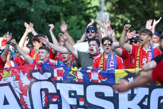 Leipzig - Tausende Tschechen laufen durch Leipzig: Fanmarsch von der Innenstadt zum Stadion 18.06.2024 ab Stadtgebiet Leipzig Vor dem ersten EM-Spiel in Leipzig zwischen Portugal und Tschechien haben mehrere Tausend Tschechen einen Fanmarsch zwischen dem Leipziger Richard-Wagner-Platz und dem Stadion gebildet. Auf dem zündeten sie vereinzelt Pyrotechnik, allerdings blieb der Marsch friedlich, so ein Polizeisprecher. Mittlerweile sind der Großteil der Fans im Stadion. Um 21 Uhr beginnt die Partie. Die Polizei ist mit mehr als 2.000 Kräften aus Sachsen, anderen Bundesländern sowie aus Tschechien und Portugal im Einsatz. Leipzig Sachsen Deutschland Copyright: xEHLxMediax 240618_em-fanmarsch-tschechien-leipzig_11
